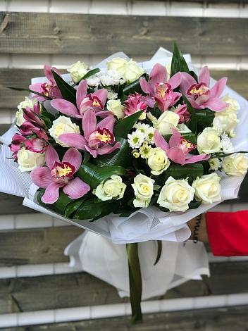 Букет цветов из: Розы и Хризантемы в Тёплом