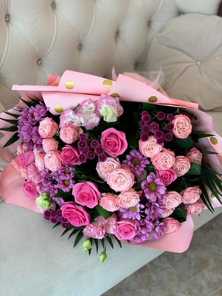 Букет цветов из: Хризантемы, Розы и Лизиантусы в Тёплом