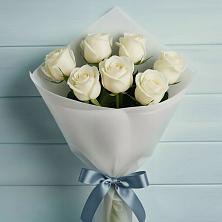 Букет 7 Белых роз Эдлесс Лав в Тёплом