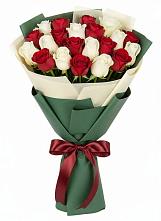 Букет Микс из красных и белых роз в Тёплом