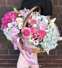 Композиция солнечный день в Тёплом Цветочная композиция из Розы, Хризантемы, Пионы и Лизиантусы в корзине в Тёплом