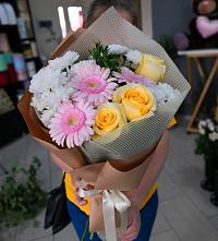 Букет цветов из:  Герберы, Розы и Хризантемы в Тёплом