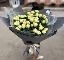 Букет Белые кустовые розы Солинеро в Тёплом