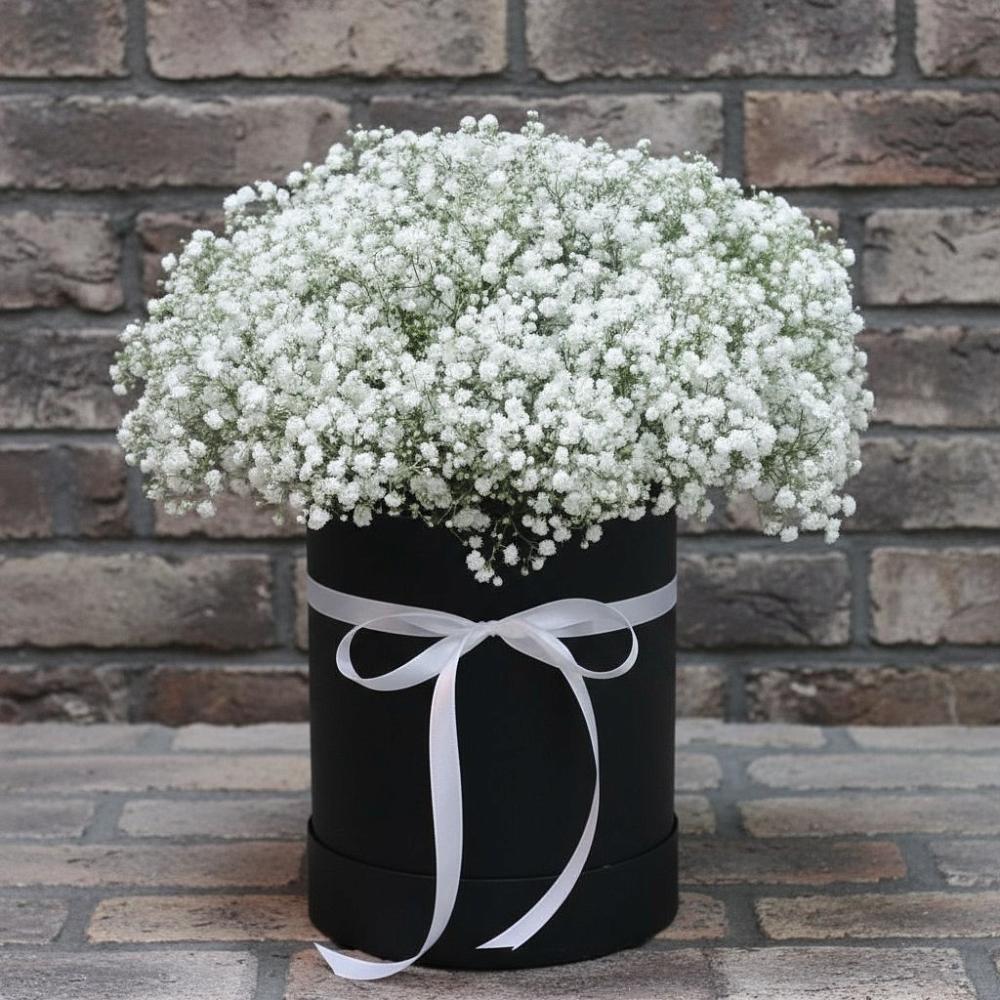 Цветочная композиция из Гипсофила в шляпной коробке в Тёплом