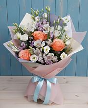 Букет цветов из:  Лизиантусы, Розы, Альстромерии и Гипсофила в Тёплом