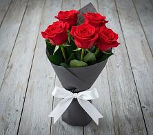 Букет 5 Красных роз Эдлесс Лав #REPLACE_PRED# Тёплом