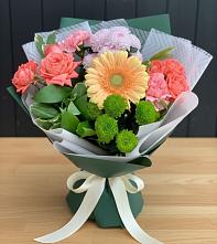 Букет цветов из:  Гвоздики, Розы, Герберы и Хризантемы #REPLACE_PRED# Тёплом