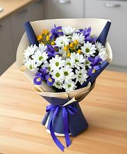 Букет цветов из:  Розы, Ирисы и Хризантемы в Тёплом