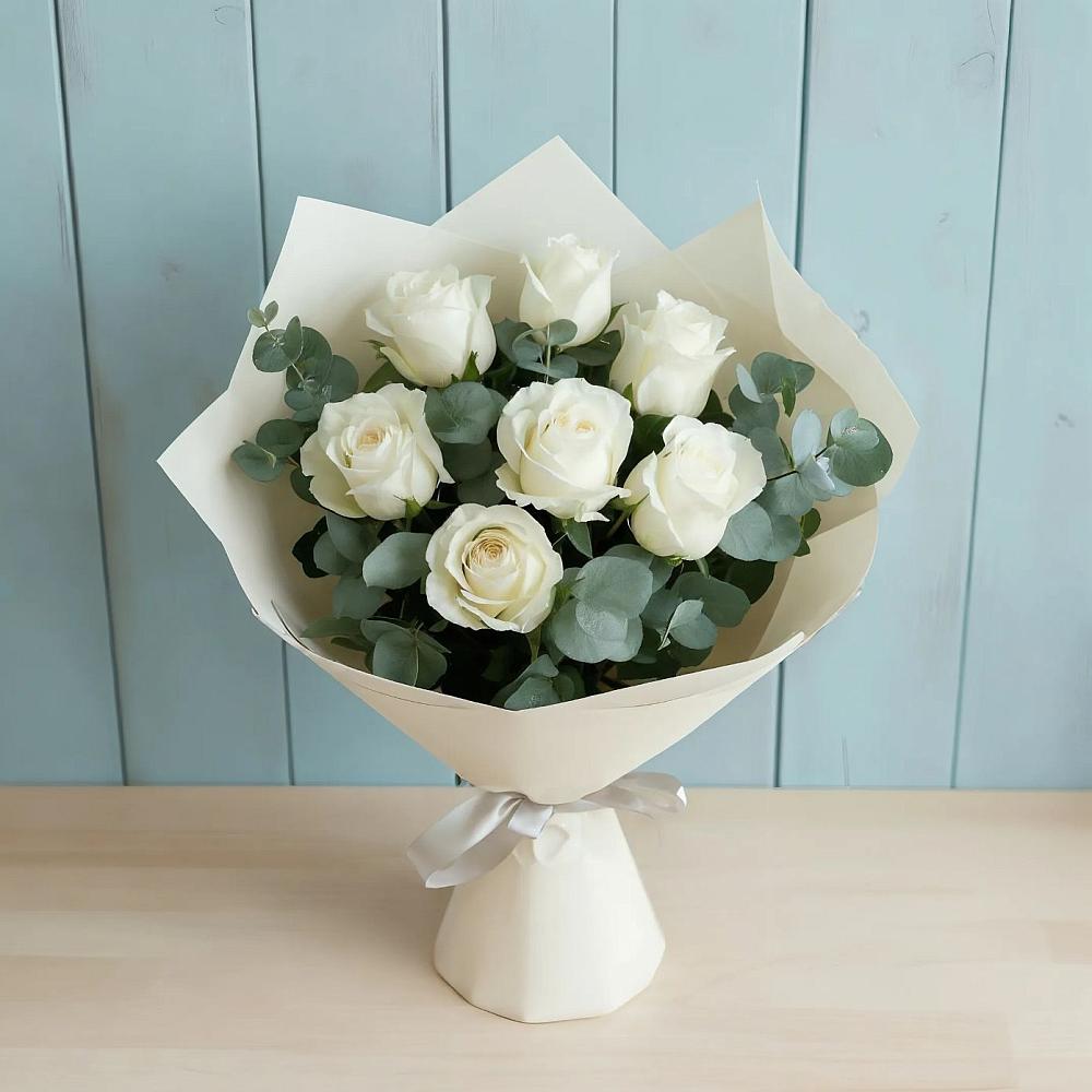Букет Белые розы в Эвкалипте в Тёплом