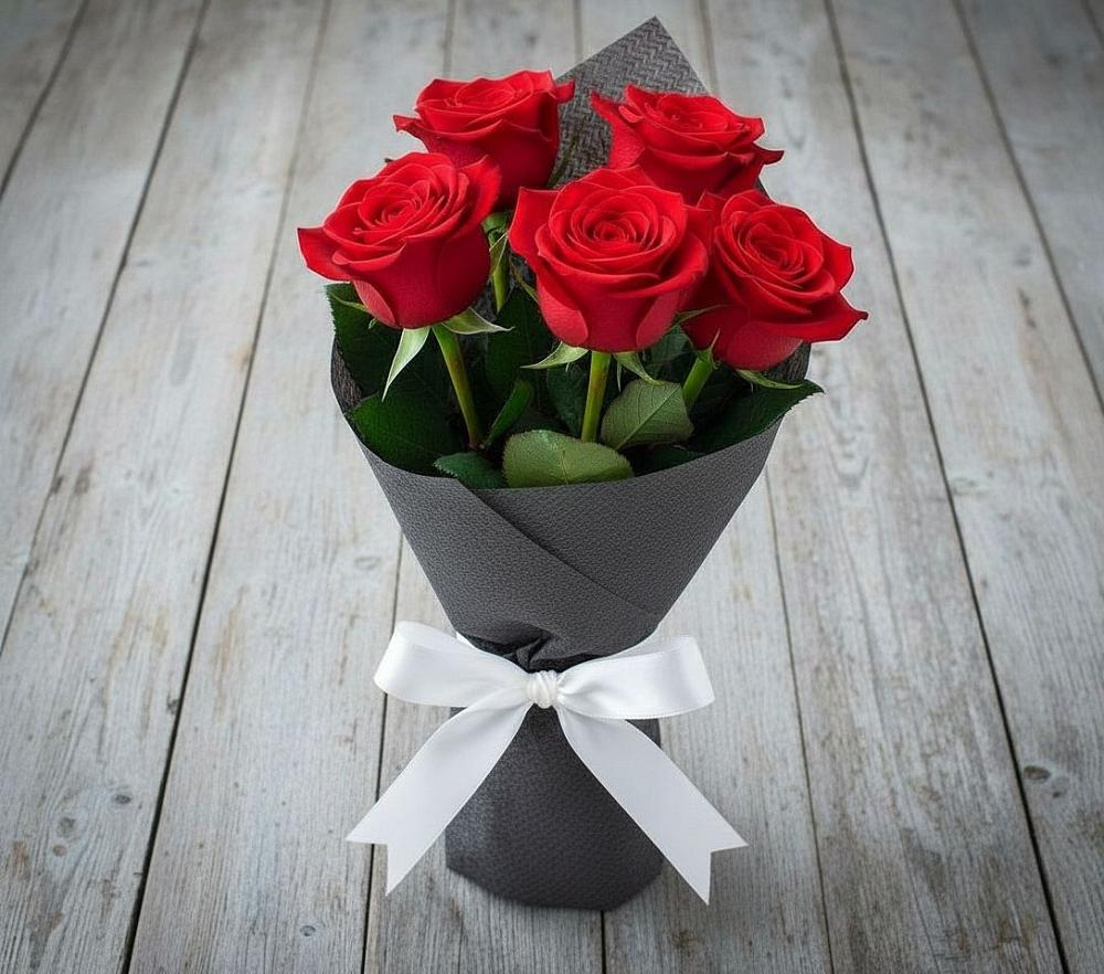 Букет 5 Красных роз Эдлесс Лав в Тёплом
