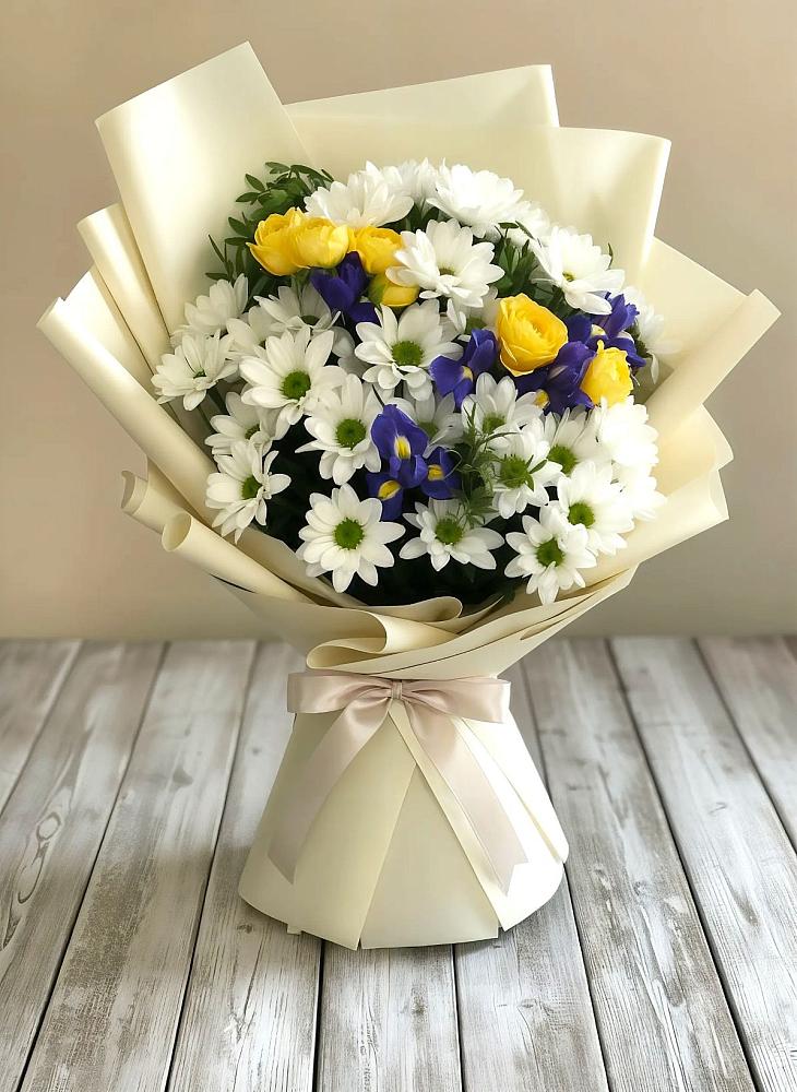 Букет цветов из: Ирисы, Хризантемы и Розы в Тёплом