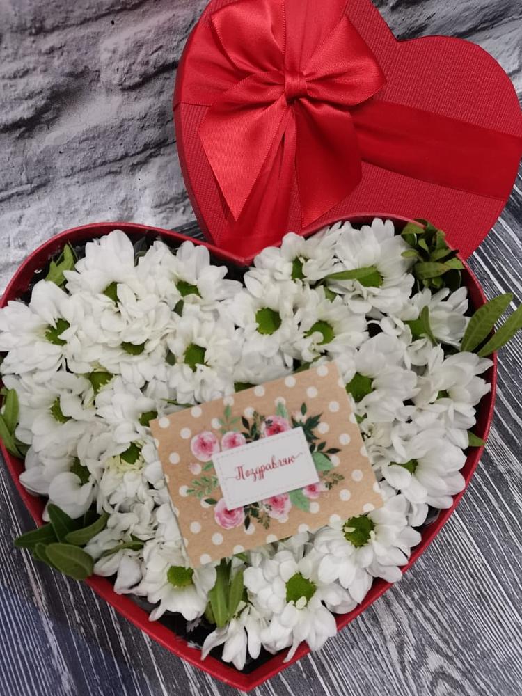 Цветочная композиция из Хризантемы в виде сердца в Тёплом