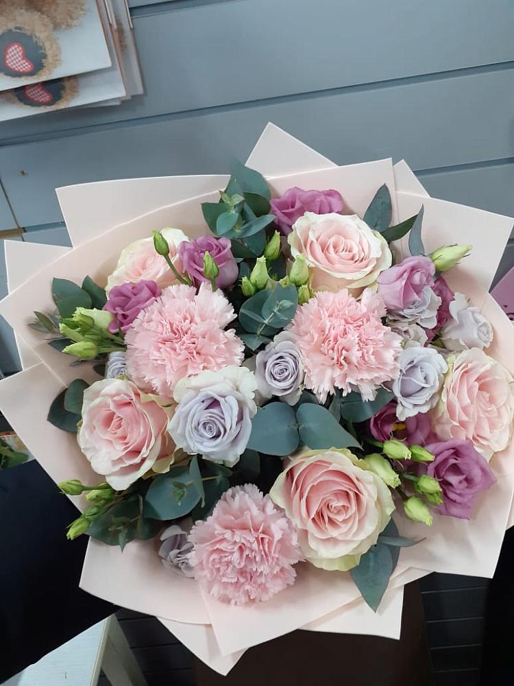 Букет цветов из: Розы, Гвоздики и Лизиантусы в Тёплом