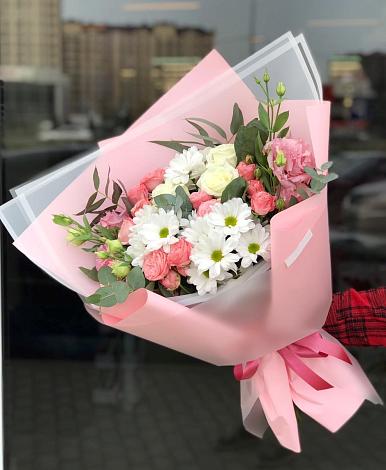 Букет цветов из: Розы, Лизиантусы и Хризантемы в Тёплом